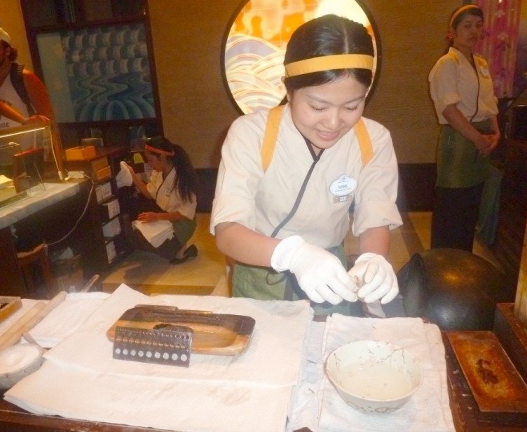 Things To Do At Epcot With Teens www.extraordinarychaos.com Finding a pearl in an oyster at Japan in the Epcot around the world showcase www.extraordinarychaos.com