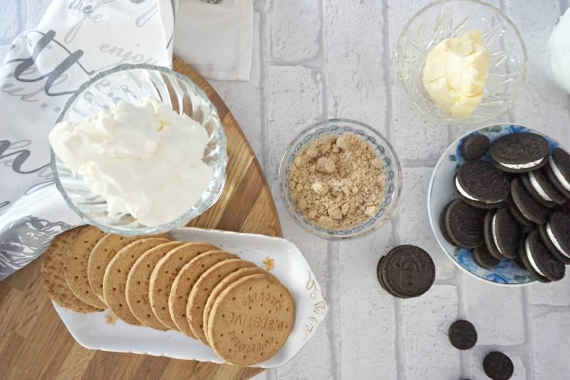 No Bake, Oreo Topped Vanilla Cheesecake Ingredients for No Bake, Oreo Cheesecake www.etraordinarychaos.com