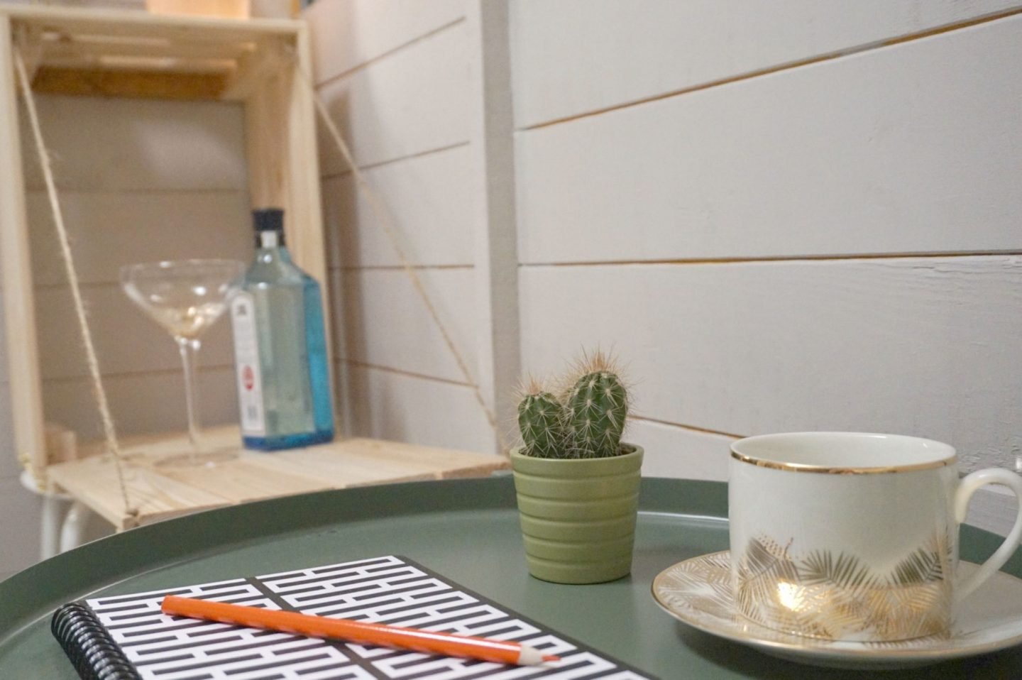 Up cycled palette gin bar in my outdoor home office extraordinarychaos.com