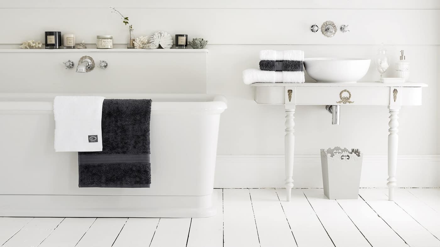 Four Ways To Create An Authentic Vintage Bathroom Look