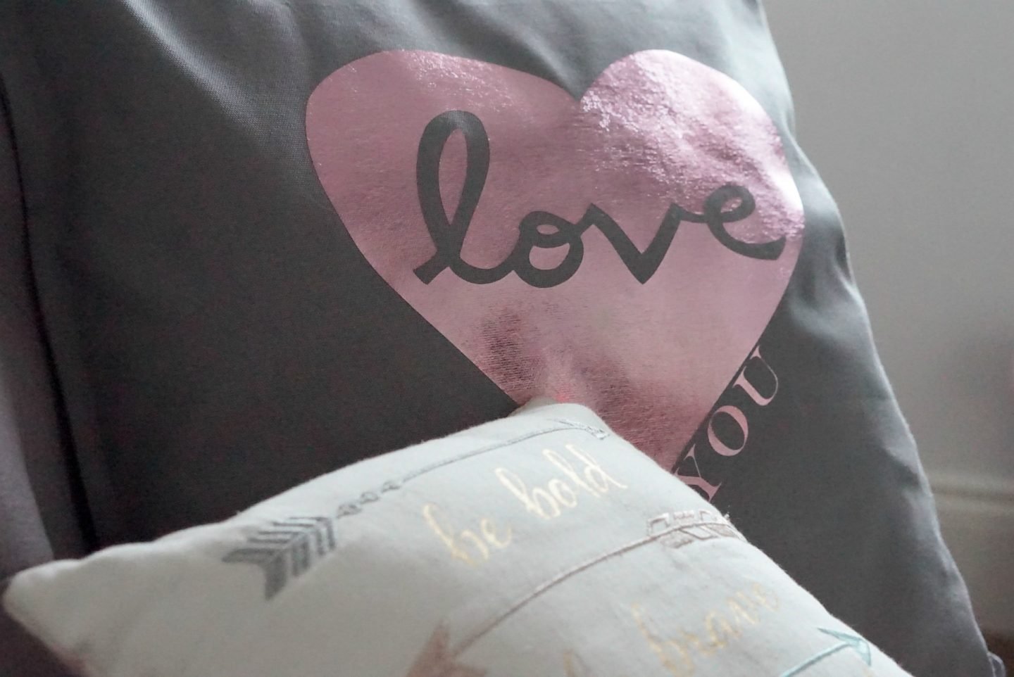 Cricut heart cushion tutorial www.extraordinarychaos.com
