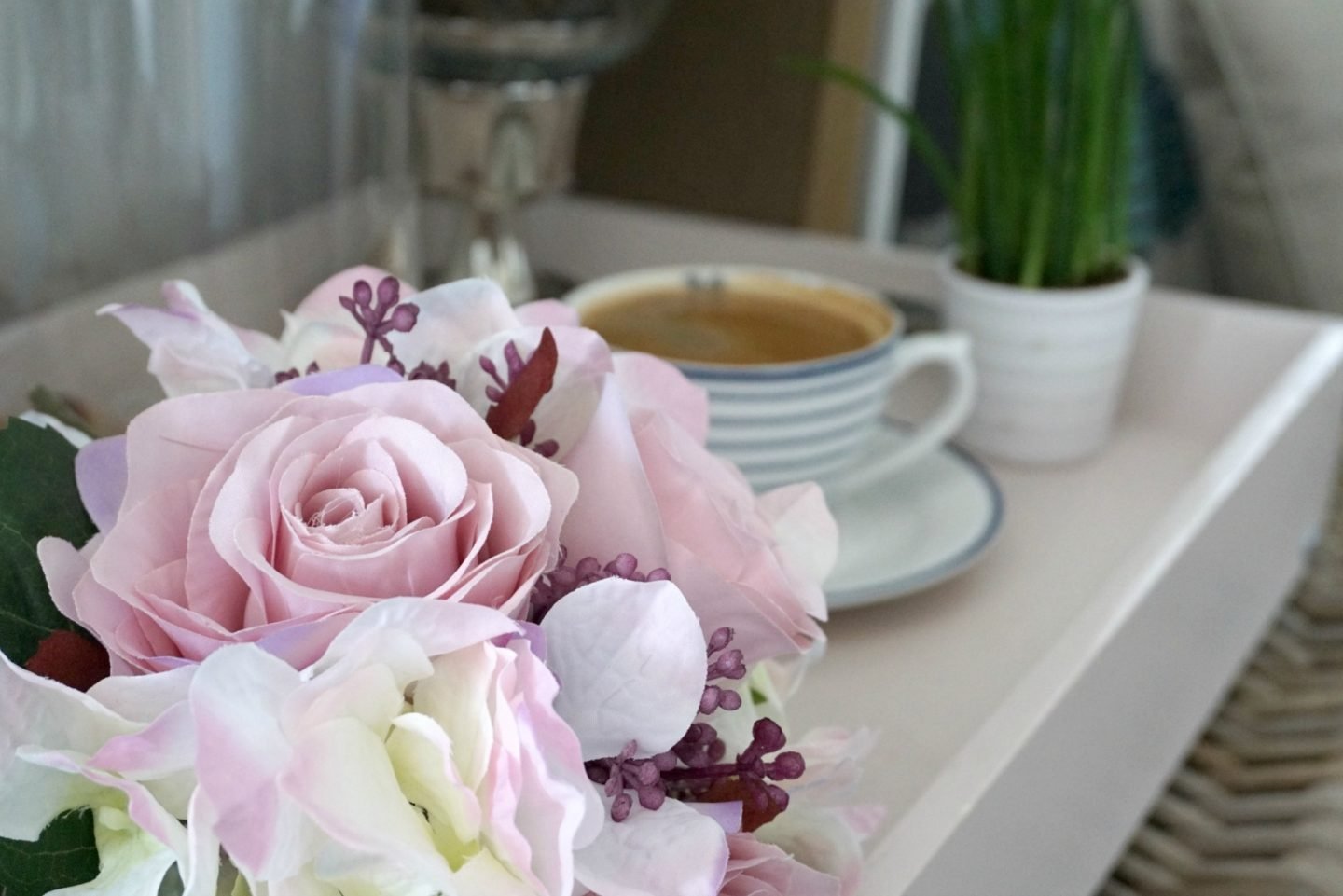 Using a tray as a table top for a unique table