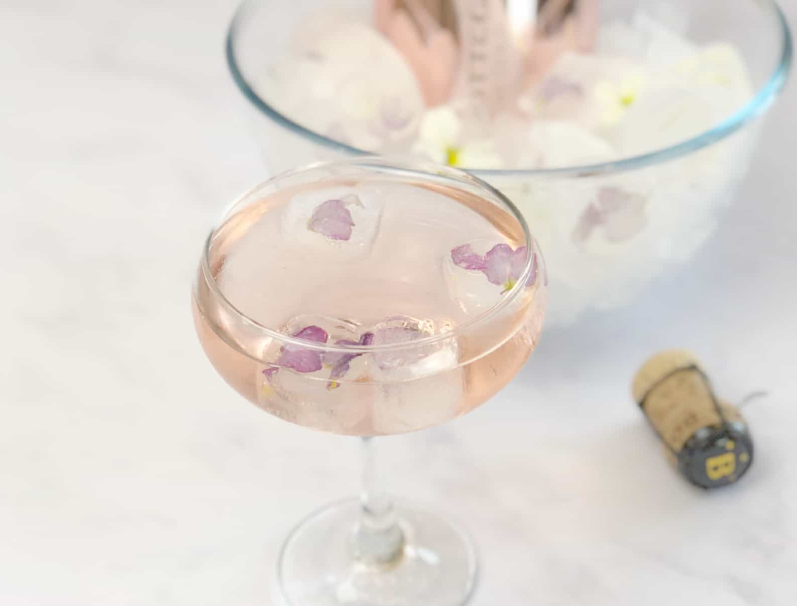 How do you make a flower with ice cubes?