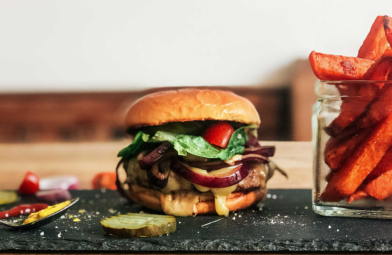 Home made burger patty recipe using fresh beef, spices and onions to make healthy low fat burgers