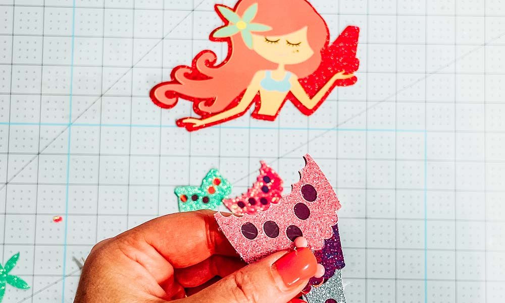 Naudokite „Brads“, kad pritvirtintumėte uodegą, kad jos kilnojama