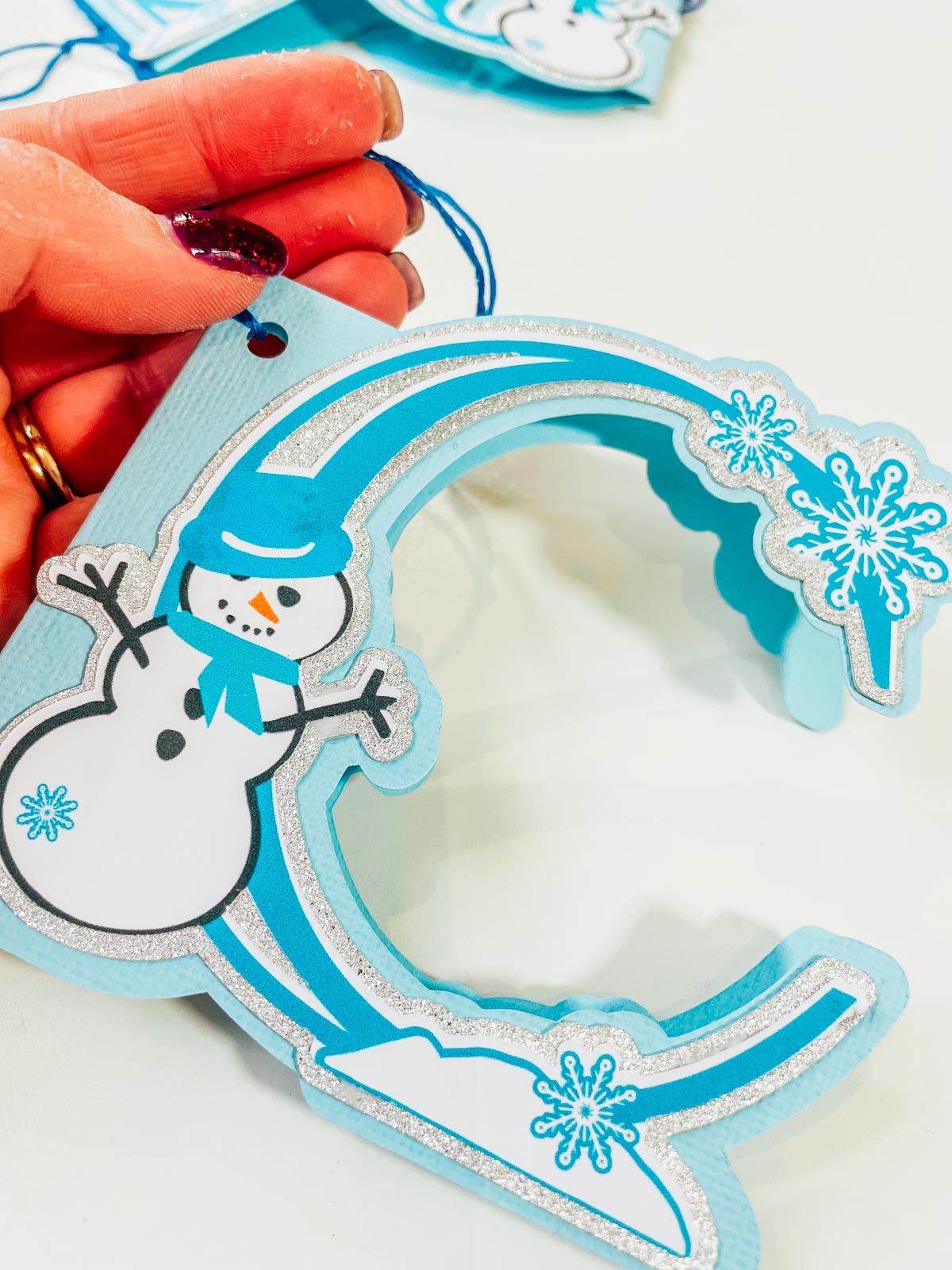 Add your thread to the tag to make snowman gift tags