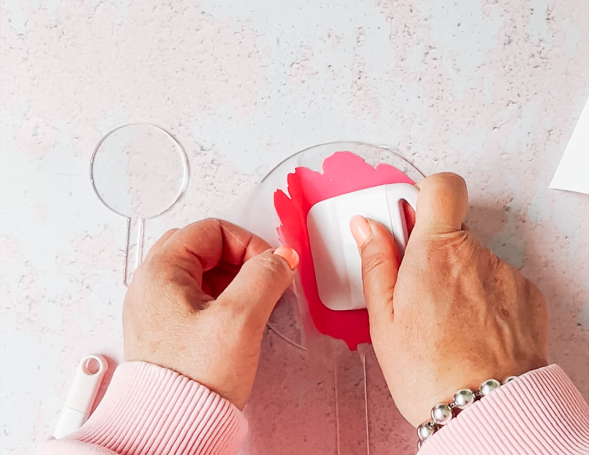 Add the splash layer of vinyl using a scraper to avoid bubles